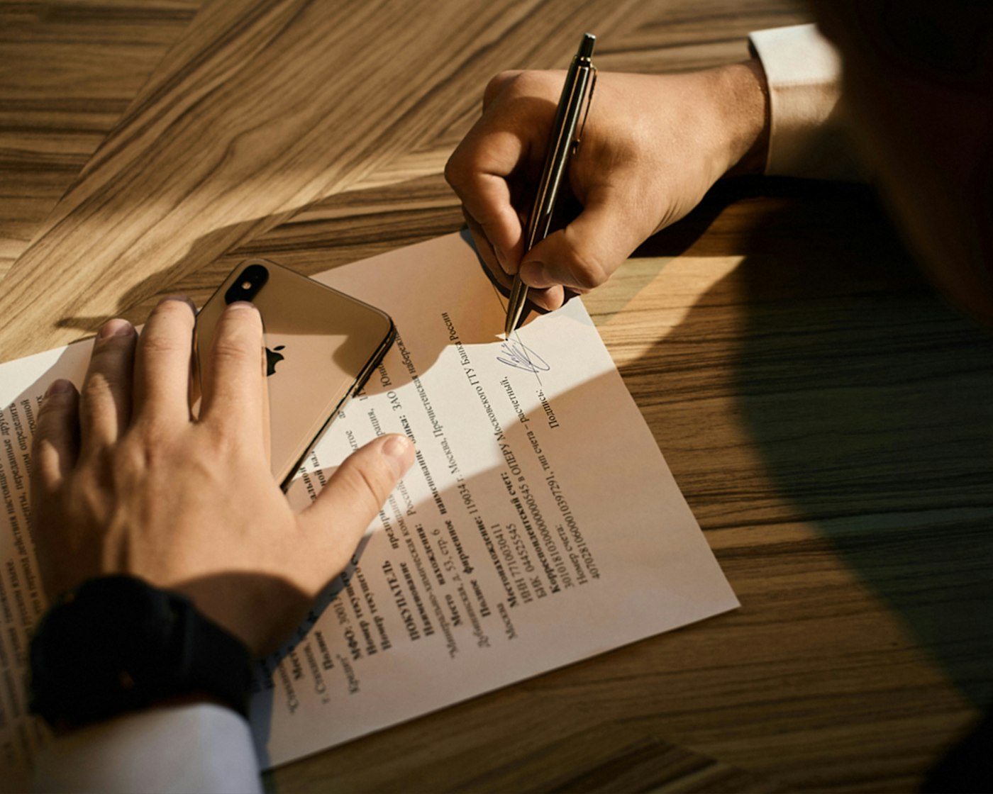 Client signing a will drafted by a Rockwills estate planner